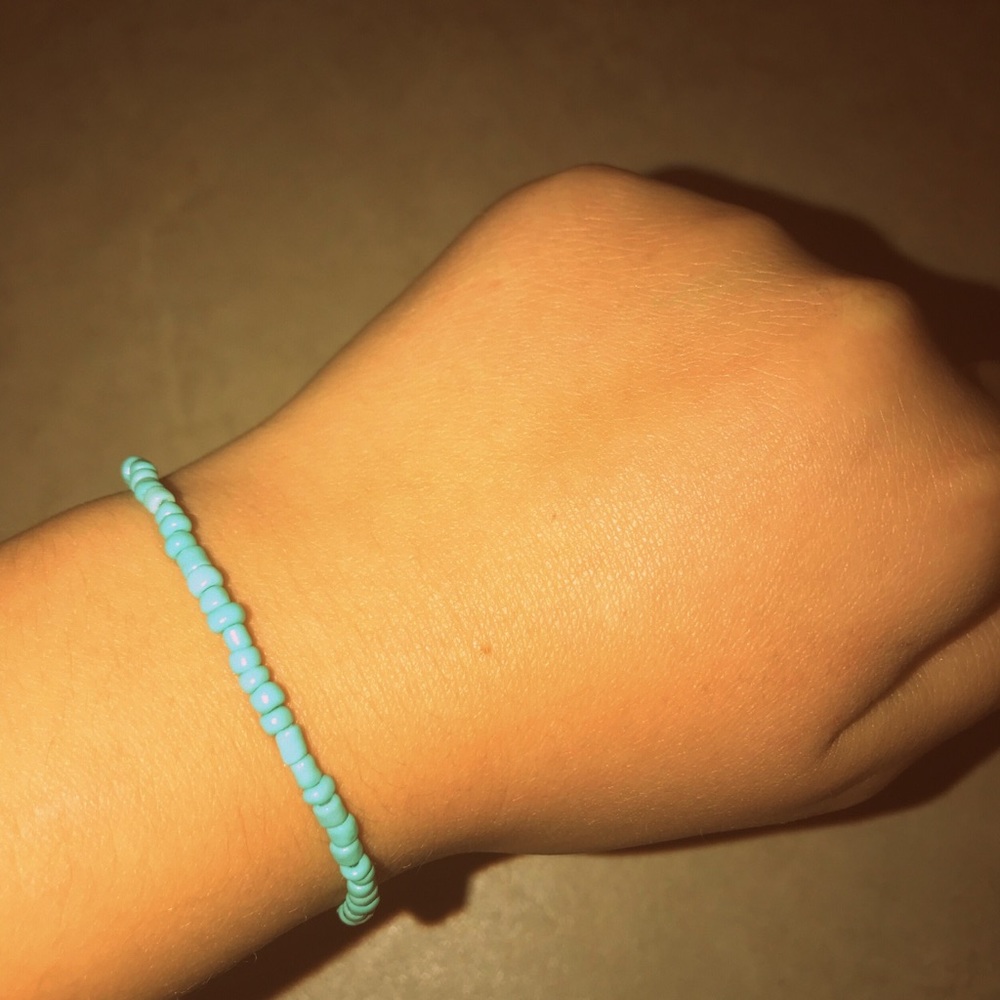•Turquoise beaded 1 size fits all bracelet•